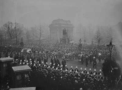 Il corteo funebre della regina Vittoria passa attraverso l